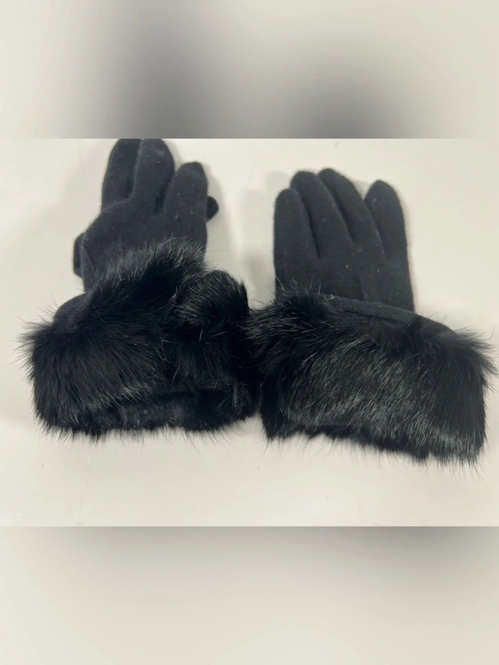 6004: Chloé Black Knit Gloves Faux Fur Trim Gold Logo Estimated Medium